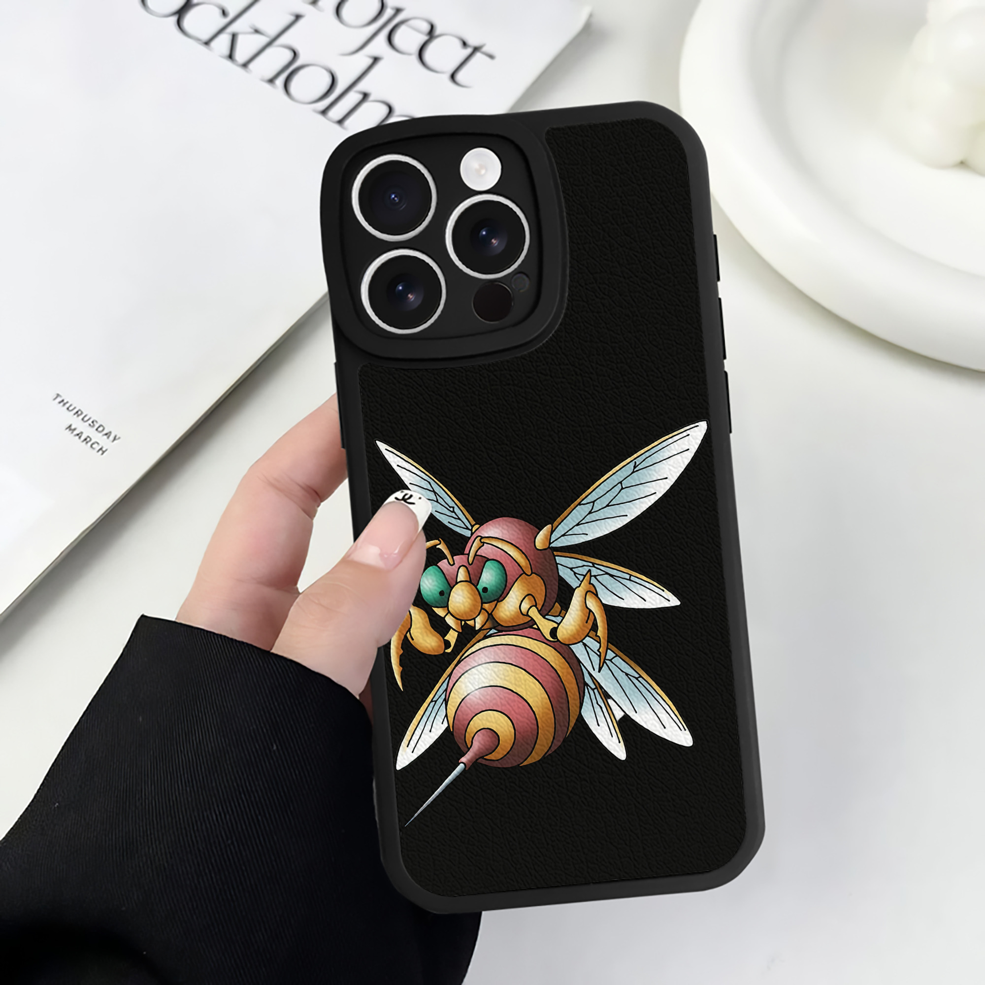 （画像用） ドラゴンクエスト Doragon Kuesuto Dragon Quest 【iPhone 16シリーズ対応】シリコンスマホケース（レザー調） 材質：シリコン